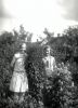 (Jo)Hanne Rasmussen (1912) i haven. (Jo)Hanne Rasmussen (1912) i haven.